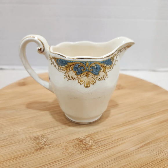 Vintage 1950s Wedgwood Creamer In Avalon Pattern - Rose Design With Gold Scroll - Picture 2 of 8